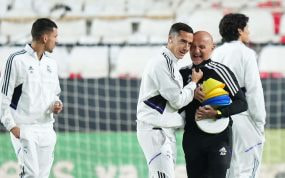 Antonio Pintus, preparador físico del Real Madrid, bromea con Lucas con Ceballos y Vallejo al fondo.