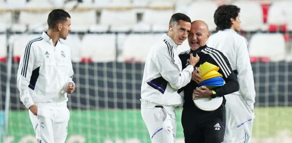 Antonio Pintus, preparador físico del Real Madrid, bromea con Lucas con Ceballos y Vallejo al fondo.