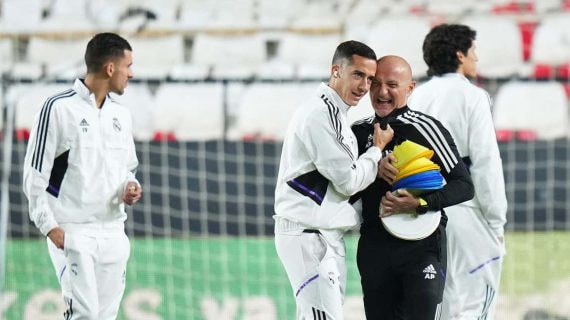 Antonio Pintus, preparador físico del Real Madrid, bromea con Lucas con Ceballos y Vallejo al fondo.