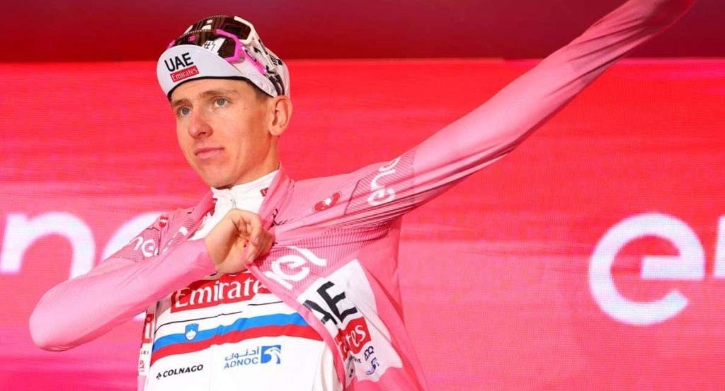Pogacar se enfunda la 'maglia' rosa en el Giro de Italia.