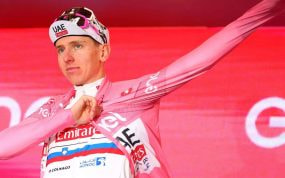 Pogacar se enfunda la 'maglia' rosa en el Giro de Italia.