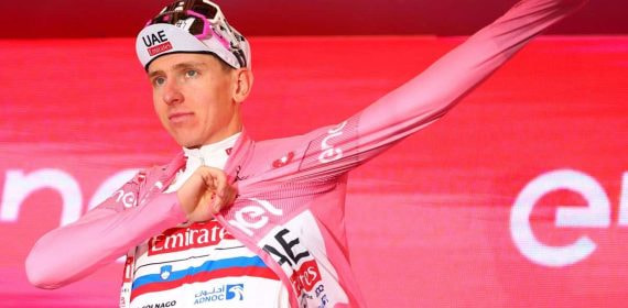 Pogacar se enfunda la 'maglia' rosa en el Giro de Italia.