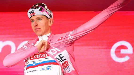 Pogacar se enfunda la 'maglia' rosa en el Giro de Italia.