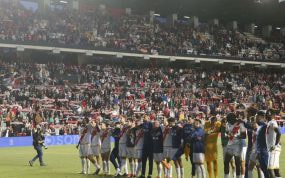 El Rayo Vallecano celebra una victoria junto a su afición.