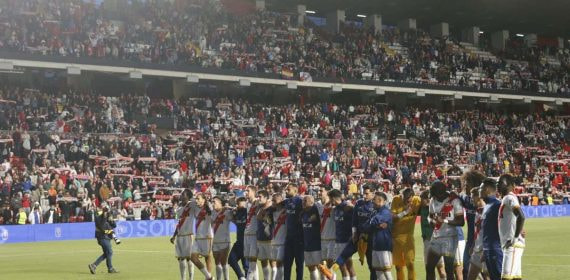 El Rayo Vallecano celebra una victoria junto a su afición.