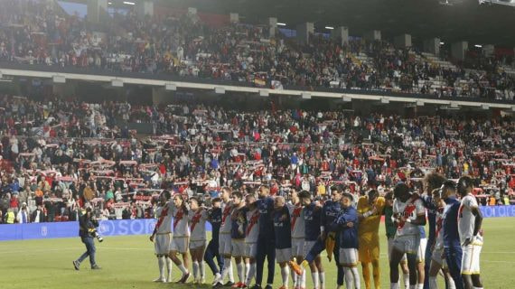 El Rayo Vallecano celebra una victoria junto a su afición.
