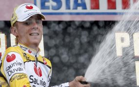 Riccardo Riccò, en el podio de la 2ª etapa del Giro de Italia de 2008.