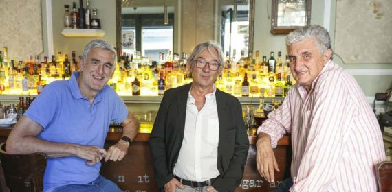 Enric González, en el medio, flanqueado por Juanma López Iturriaga, a su derecha, y Fernando Romay, a la izquierda.