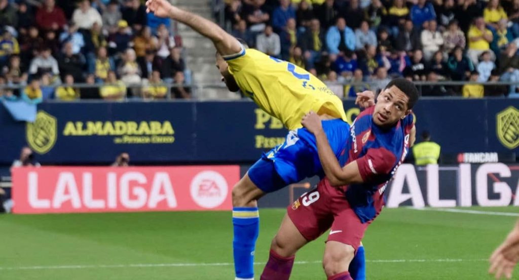 Vitor Roque fue titular ante el Cádiz.