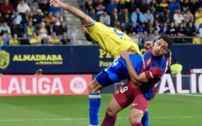 Vitor Roque fue titular ante el Cádiz.