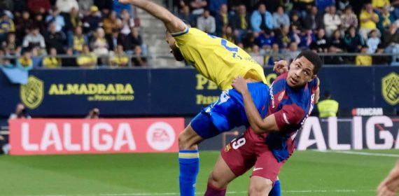 Vitor Roque fue titular ante el Cádiz.
