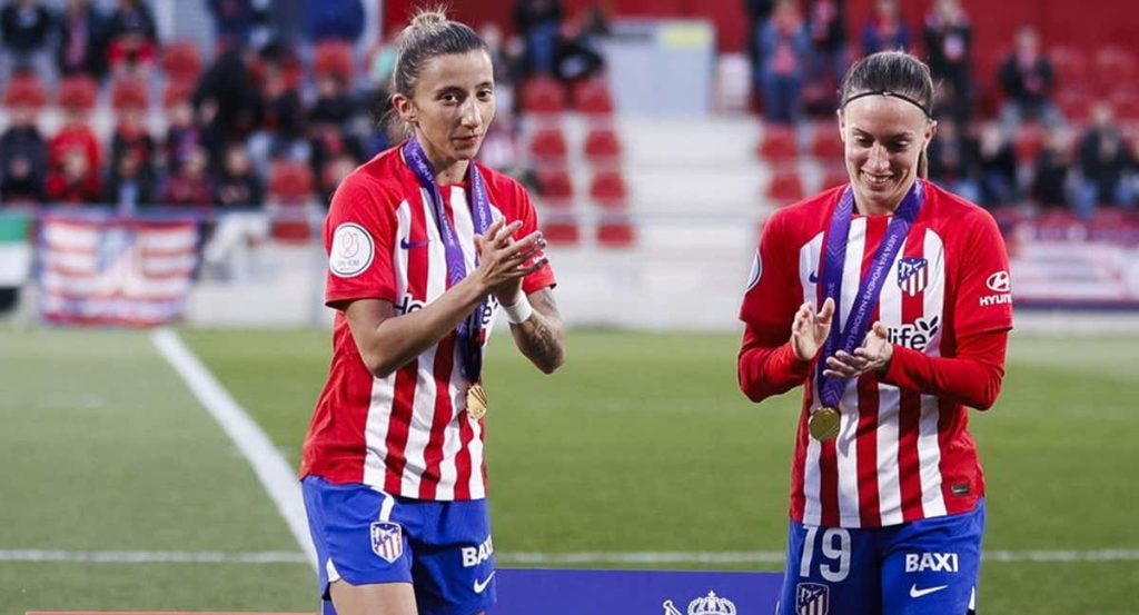 Sheila García y Eva Navarro, jugadoras del Atlético de Madrid, son homenajeadas tras conseguir el título de la Nations League con la Selección.