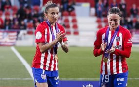 Sheila García y Eva Navarro, jugadoras del Atlético de Madrid, son homenajeadas tras conseguir el título de la Nations League con la Selección.