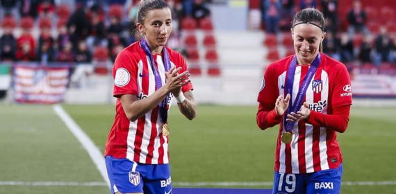 Sheila García y Eva Navarro, jugadoras del Atlético de Madrid, son homenajeadas tras conseguir el título de la Nations League con la Selección.