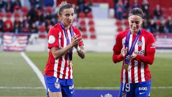 Sheila García y Eva Navarro, jugadoras del Atlético de Madrid, son homenajeadas tras conseguir el título de la Nations League con la Selección.