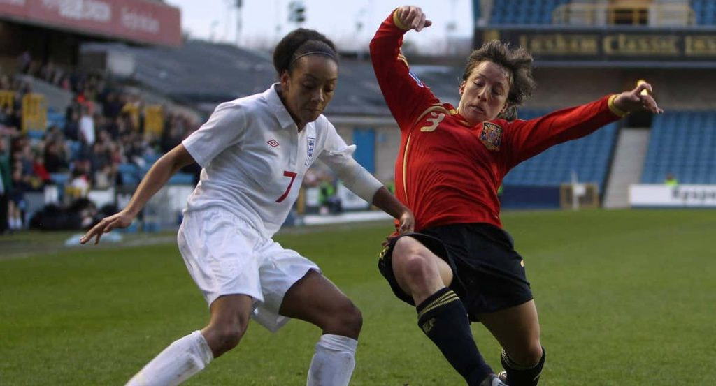 Sonia Vesga pugna por un balón con Jess Clarke durante un partido ante Inglaterra.