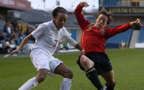 Sonia Vesga pugna por un balón con Jess Clarke durante un partido ante Inglaterra.