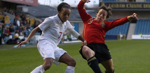 Sonia Vesga pugna por un balón con Jess Clarke durante un partido ante Inglaterra.
