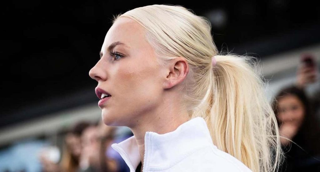 Sofie Svava saliendo a un partido.