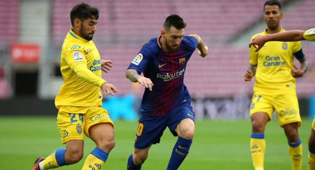 Tana, exjugador de Las Palmas, con Messi en un partido contra el Barça.