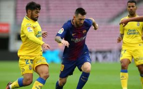 Tana, exjugador de Las Palmas, con Messi en un partido contra el Barça.