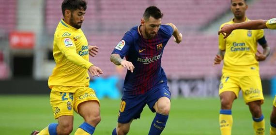 Tana, exjugador de Las Palmas, con Messi en un partido contra el Barça.