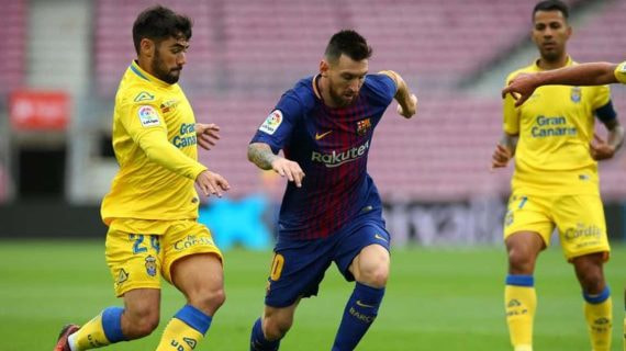 Tana, exjugador de Las Palmas, con Messi en un partido contra el Barça.