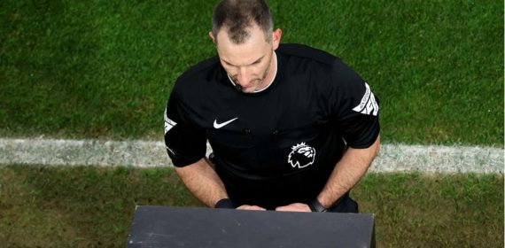 El árbitro de la Premier League Tim Robinson consulta una jugada polémica en el VAR.