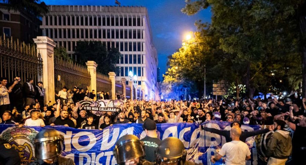 UItras del Real Madrid, escoltado por la Policía hacia Cibeles.