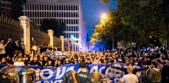 UItras del Real Madrid, escoltado por la Policía hacia Cibeles.