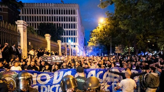 UItras del Real Madrid, escoltado por la Policía hacia Cibeles.