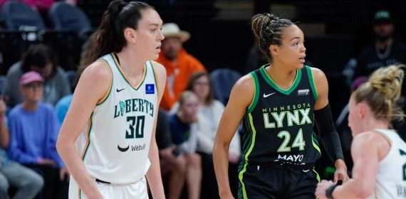 Breanna Stewart y Napheesa Collier en uno de sus duelos en la WNBA.
