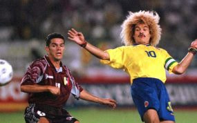 Carlos Valderrama en un partido de la Selección colombiana.