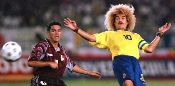 Carlos Valderrama en un partido de la Selección colombiana.