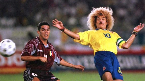 Carlos Valderrama en un partido de la Selección colombiana.