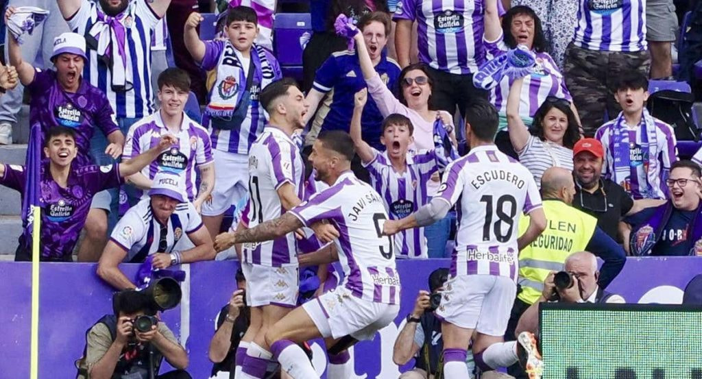 El Valladolid celebra el gol de Raúl Moro ante el Villarreal B.