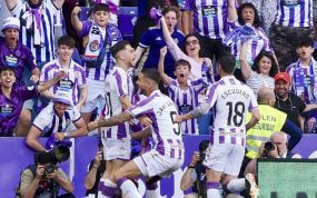 El Valladolid celebra el gol de Raúl Moro ante el Villarreal B.