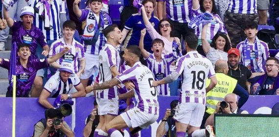 El Valladolid celebra el gol de Raúl Moro ante el Villarreal B.