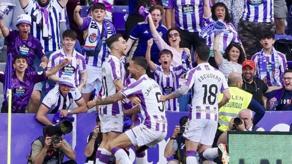 El Valladolid celebra el gol de Raúl Moro ante el Villarreal B.