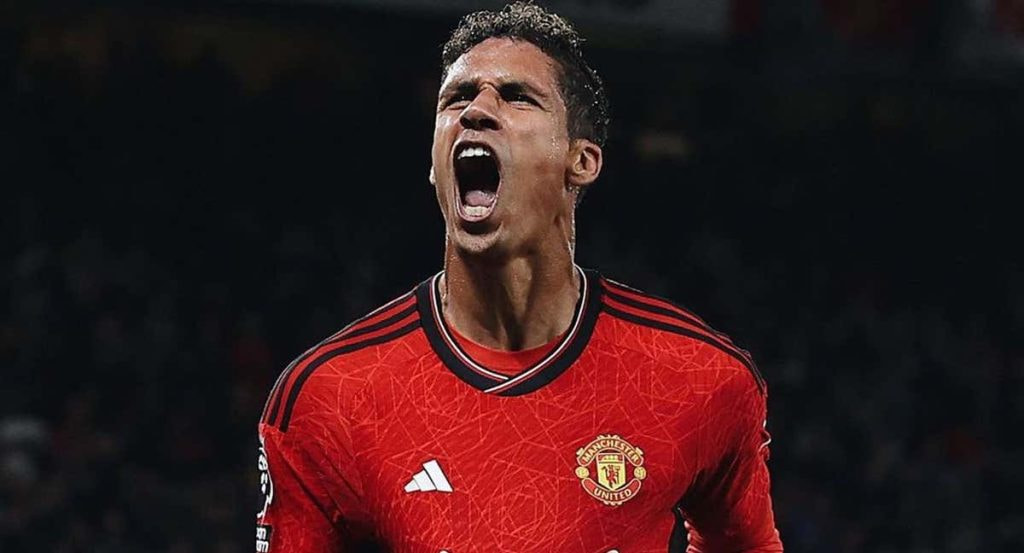 Varane celebra uno de sus dos goles con la camiseta roja del United.