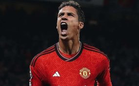 Varane celebra uno de sus dos goles con la camiseta roja del United.