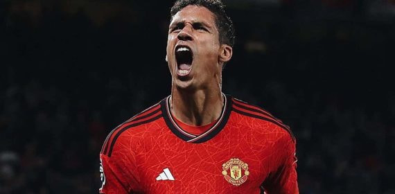 Varane celebra uno de sus dos goles con la camiseta roja del United.