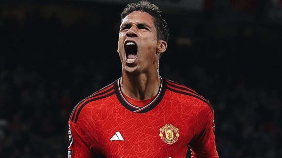 Varane celebra uno de sus dos goles con la camiseta roja del United.