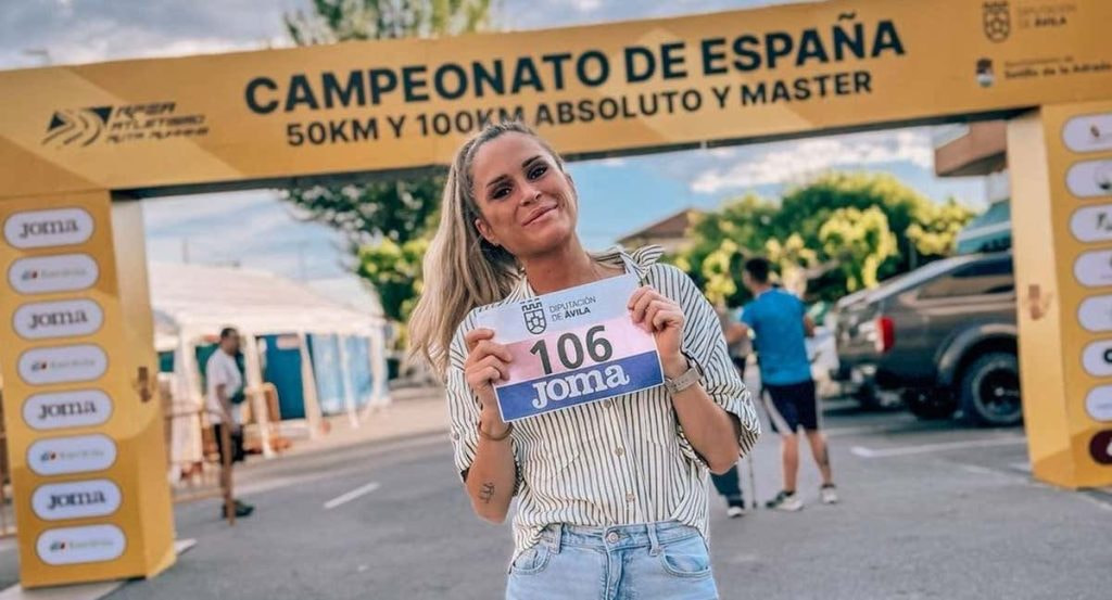 Estefanía Unzu, mejor conocida como 'Verdeliss', posa con su dorsal.