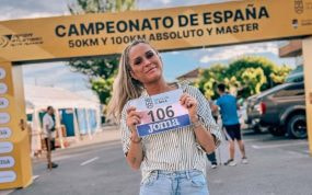Estefanía Unzu, mejor conocida como 'Verdeliss', posa con su dorsal.