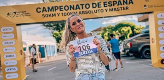 Estefanía Unzu, mejor conocida como 'Verdeliss', posa con su dorsal.