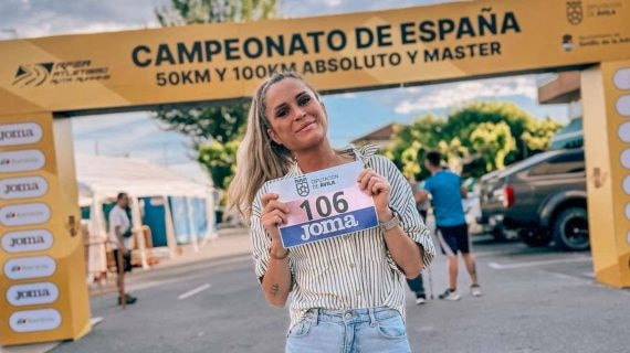 Estefanía Unzu, mejor conocida como 'Verdeliss', posa con su dorsal.