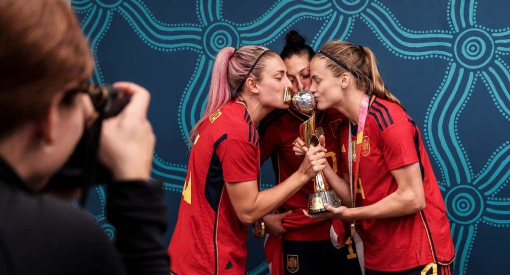 Alexia Putellas, Jenni Hermoso e Irene Paredes posan tras ganar el Mundial de fútbol en 2023