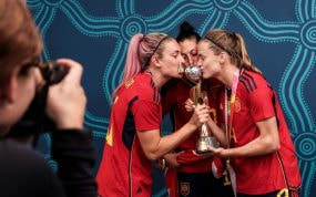 Alexia Putellas, Jenni Hermoso e Irene Paredes posan tras ganar el Mundial de fútbol en 2023