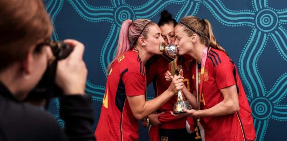 Alexia Putellas, Jenni Hermoso e Irene Paredes posan tras ganar el Mundial de fútbol en 2023